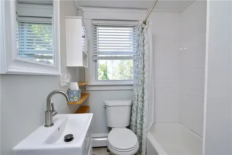 18 Lakeview Drive Narragansett RI 02882