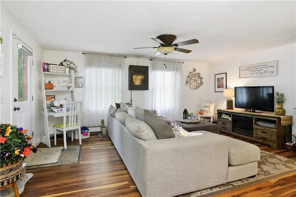 153 Fish Road Tiverton RI 02878