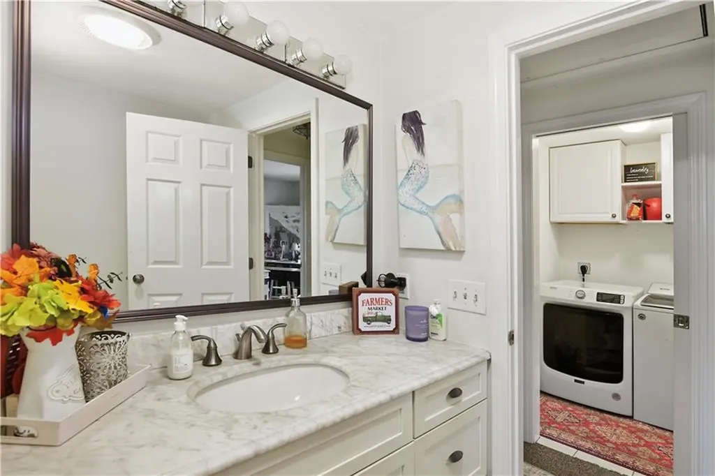 153 Fish Road Tiverton RI 02878