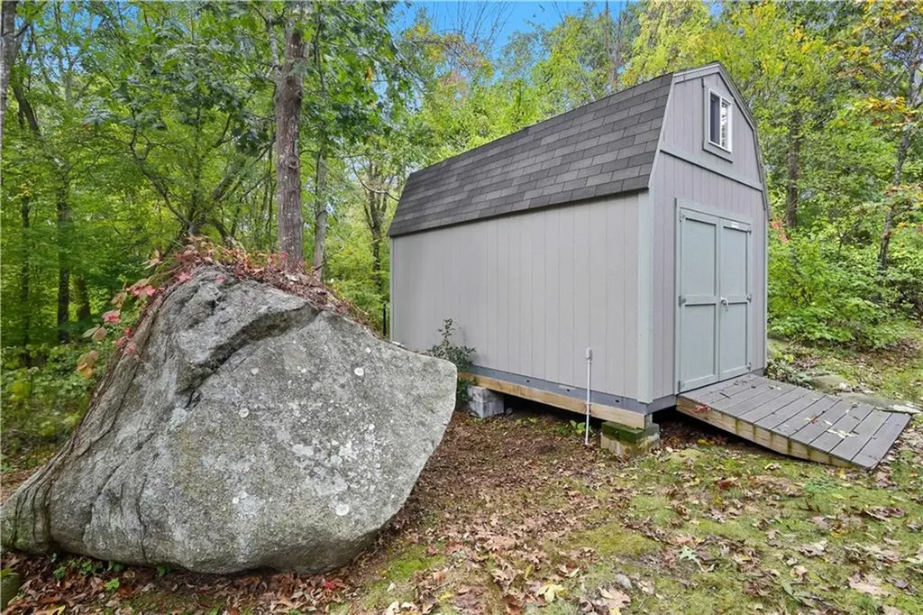 153 Fish Road Tiverton RI 02878