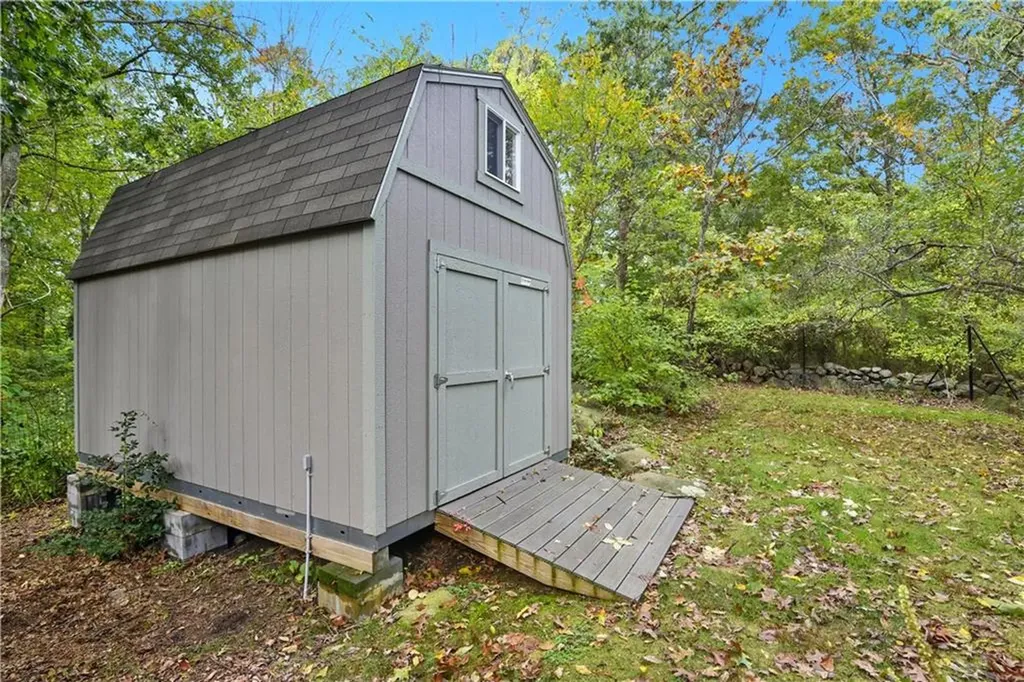 153 Fish Road Tiverton RI 02878