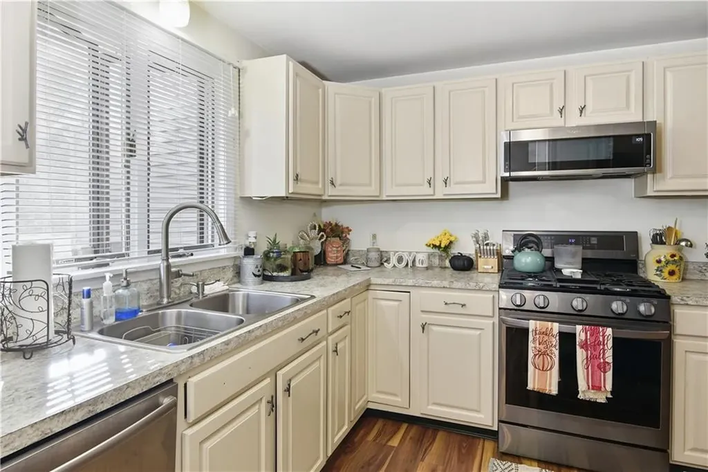 153 Fish Road Tiverton RI 02878