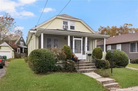 31 Longwood Avenue Warwick RI 02888