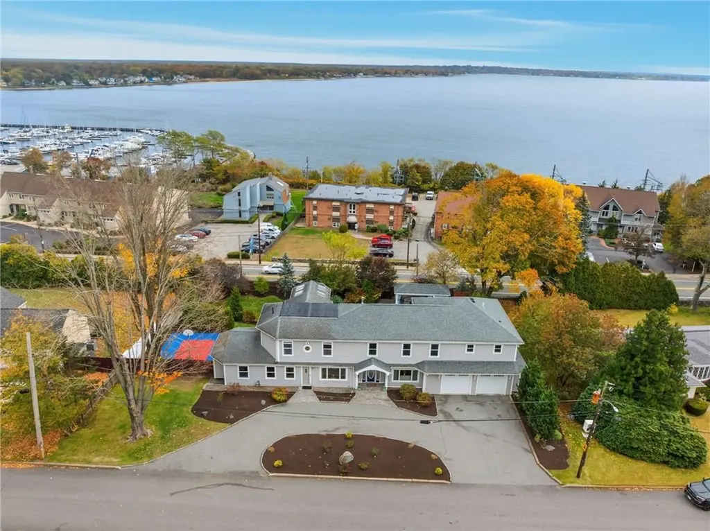 21 Crestwood Road Warwick RI 02886