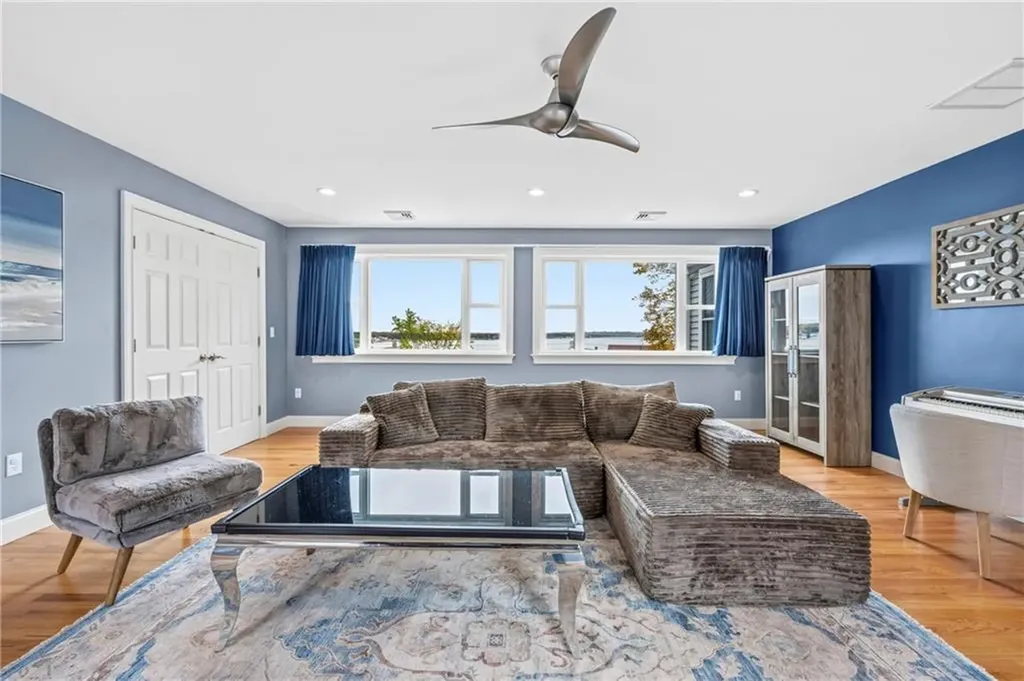 21 Crestwood Road Warwick RI 02886