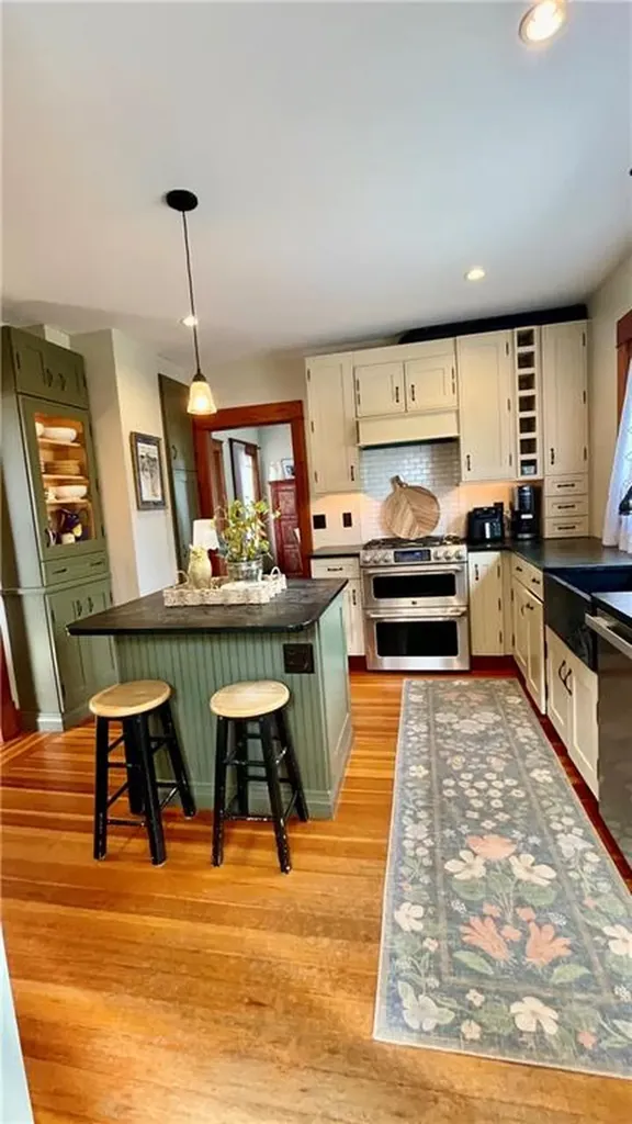 11 White Street Newport RI 02840