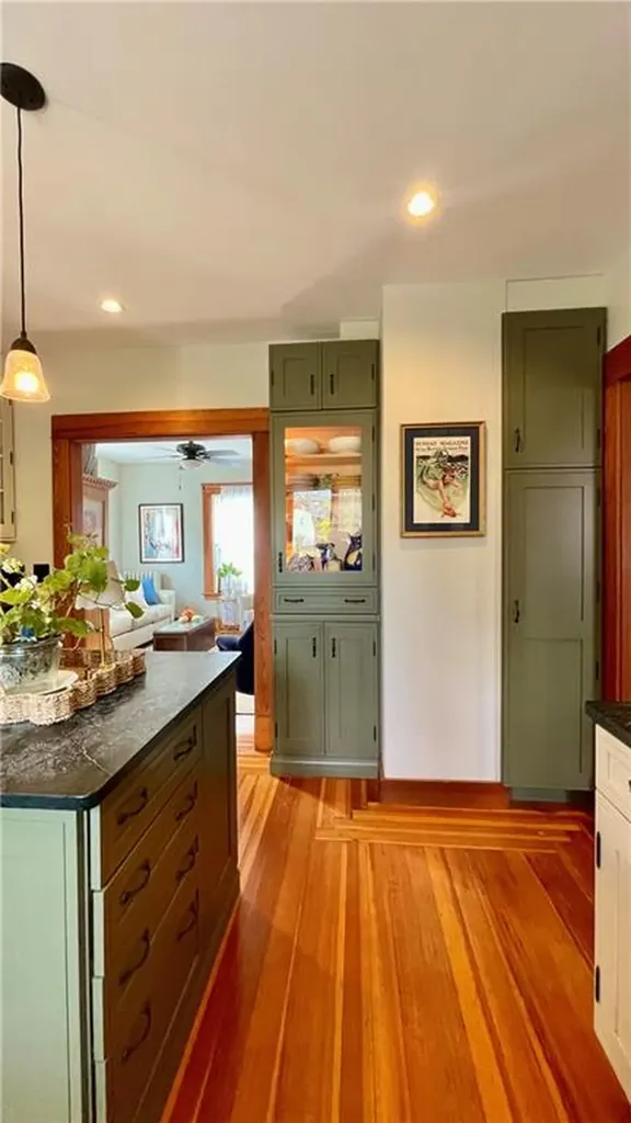 11 White Street Newport RI 02840