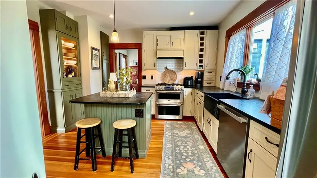 11 White Street Newport RI 02840