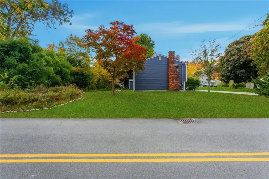 6 Hazelton Road Barrington RI 02806