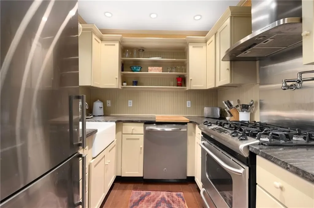 6 Cozzens Court Newport RI 02840
