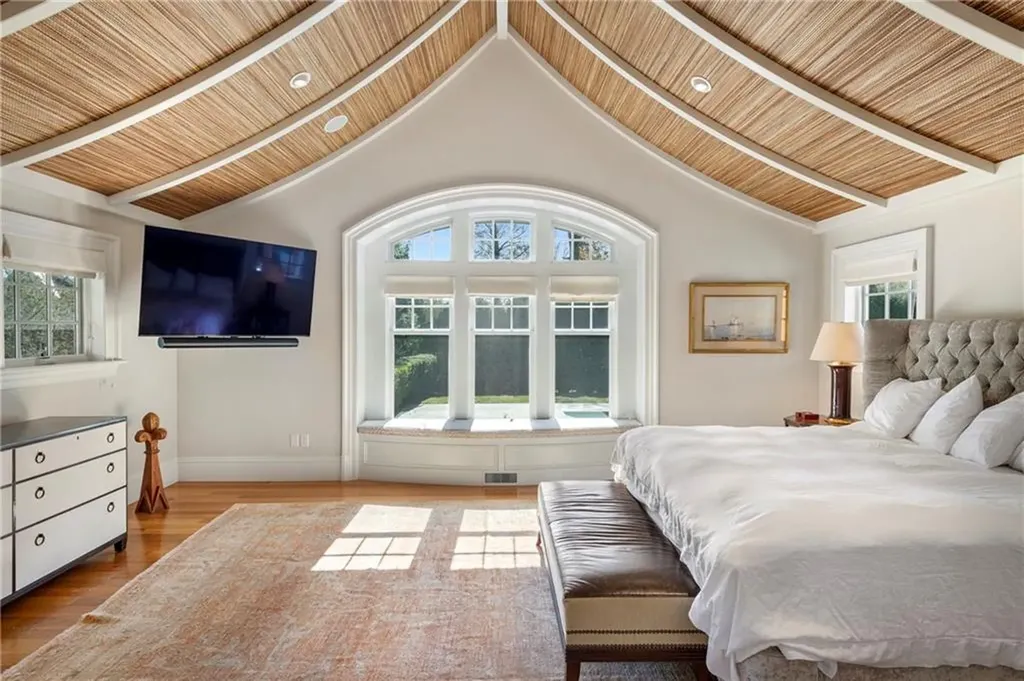 10 Ocean Lawn Lane Newport RI 02840