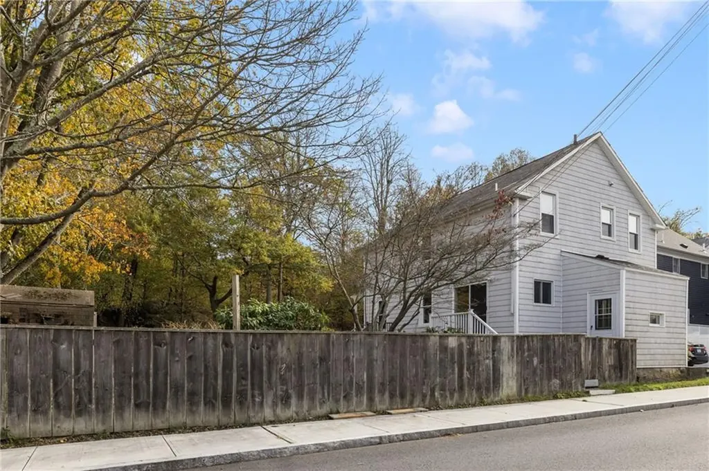 17 19 Meikle Avenue Newport RI 02840
