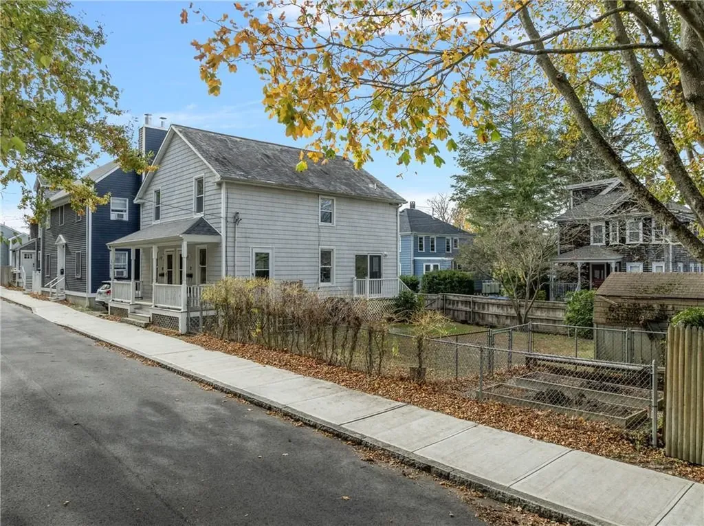 17 19 Meikle Avenue Newport RI 02840