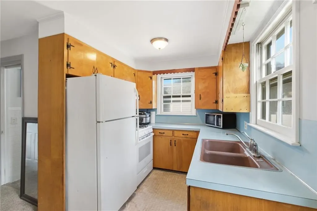 81 Sprague Avenue East Providence RI 02915