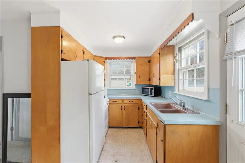 81 Sprague Avenue East Providence RI 02915