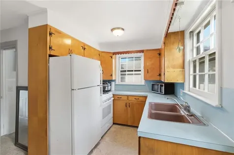 81 Sprague Avenue East Providence RI 02915