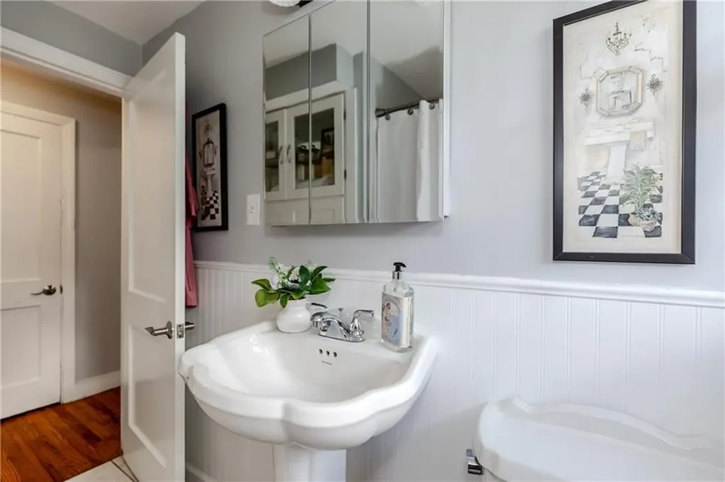 76 Massachusetts Avenue Warwick RI 02888