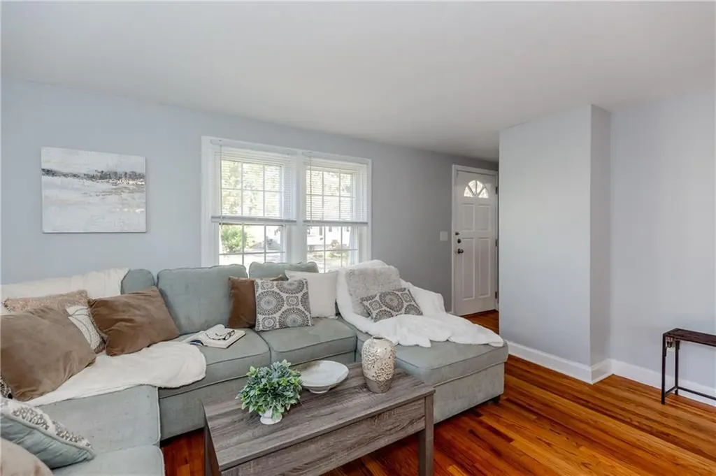 76 Massachusetts Avenue Warwick RI 02888