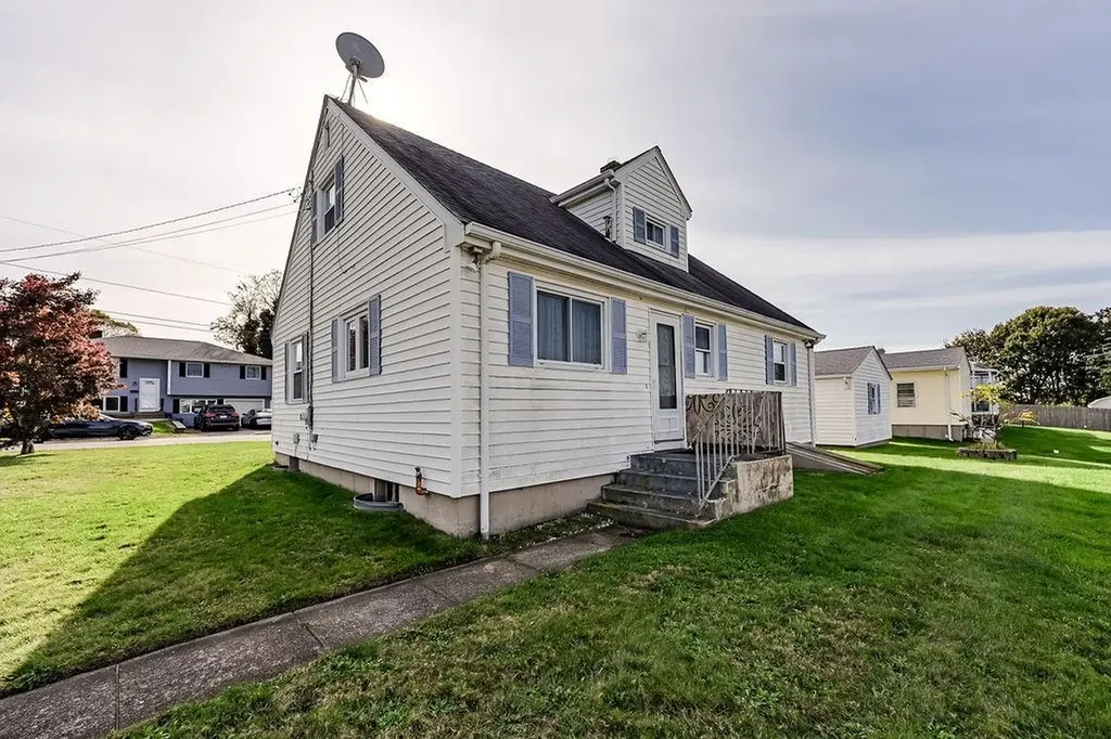 92 Bracket Avenue Tiverton RI 02878