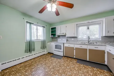 92 Bracket Avenue Tiverton RI 02878