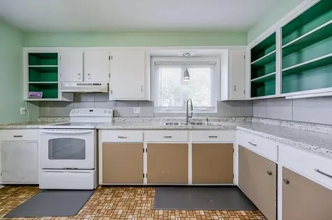 92 Bracket Avenue Tiverton RI 02878