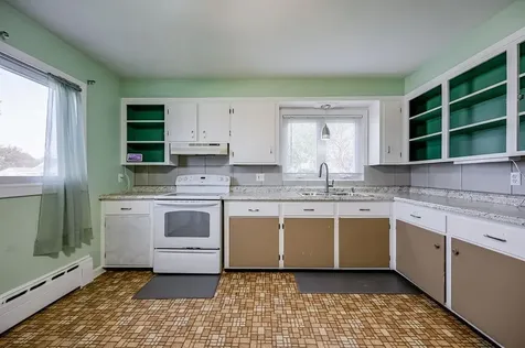 92 Bracket Avenue Tiverton RI 02878