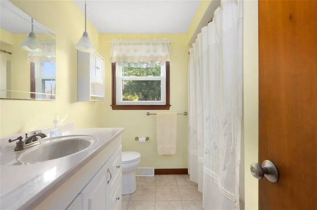 136 Sefton Avenue Warwick RI 02889