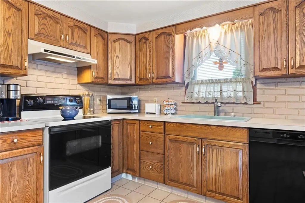 39 Vivian Street Woonsocket RI 02895