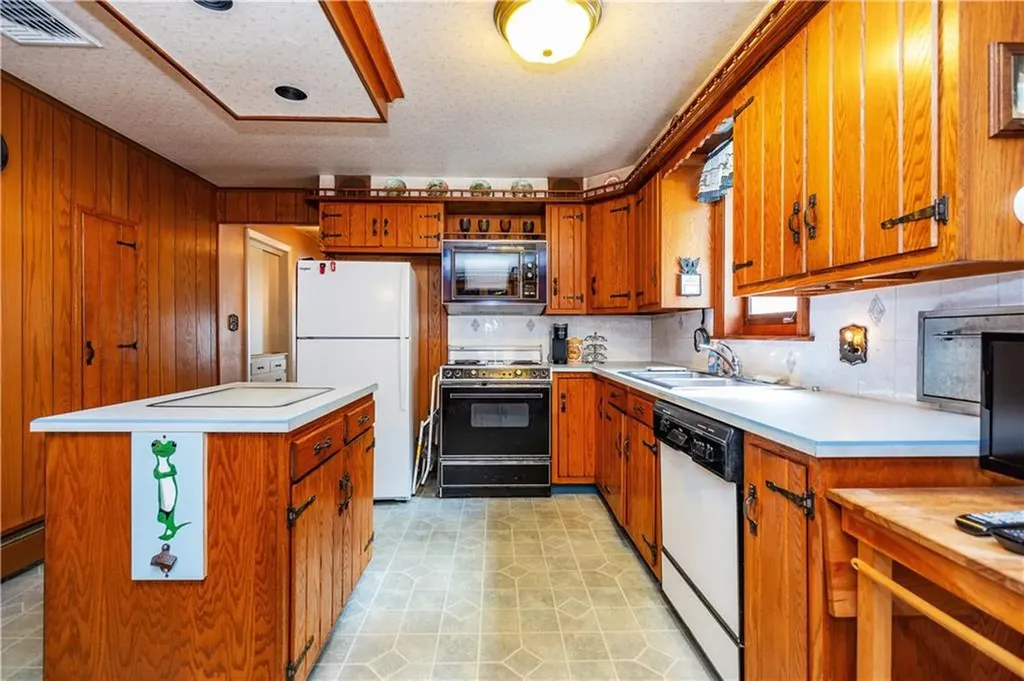 1904 Old Louisquisset Pike Lincoln RI 02865