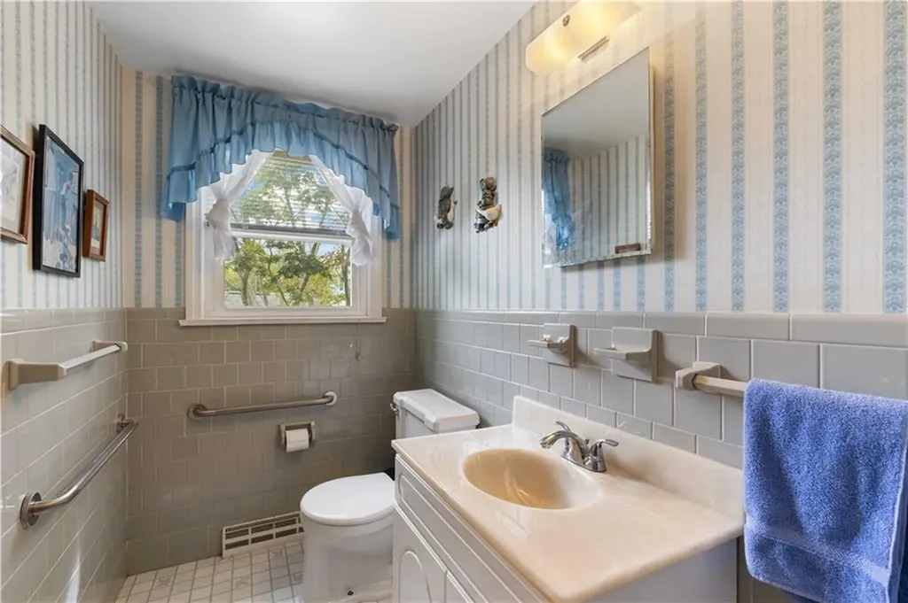 36 Willow Avenue Middletown RI 02842