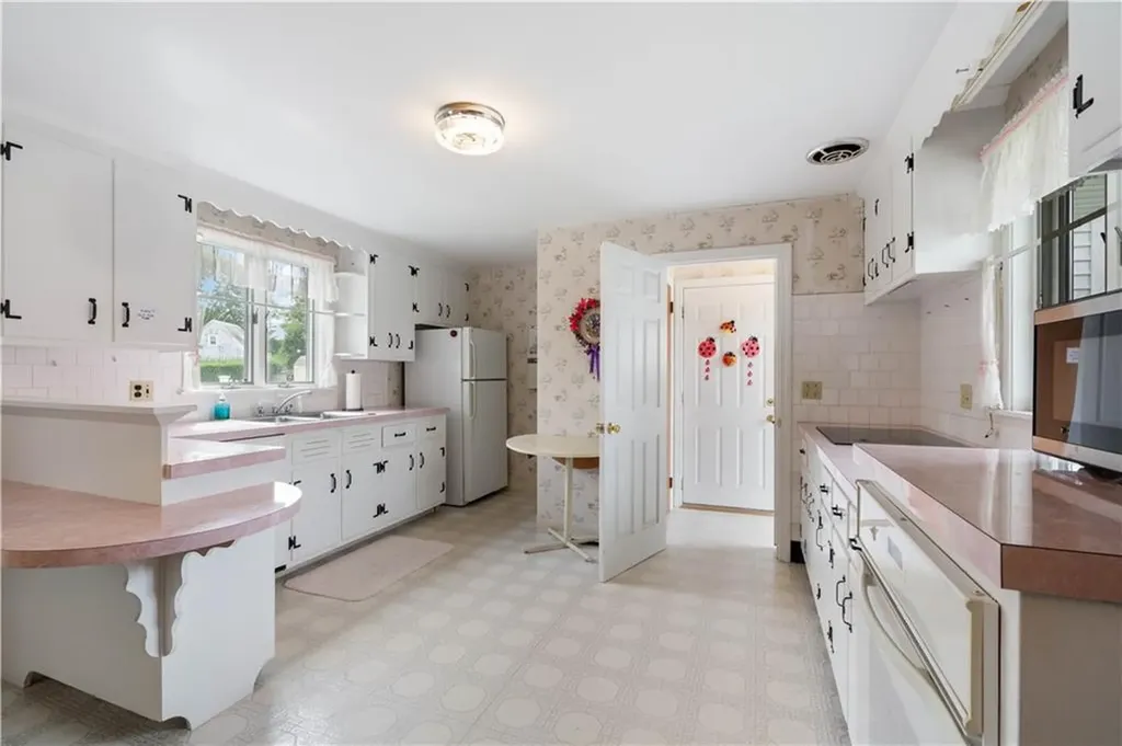 36 Willow Avenue Middletown RI 02842