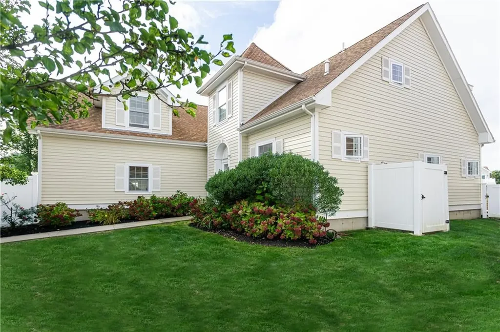 44 Wimbledon Circle Portsmouth RI 02871