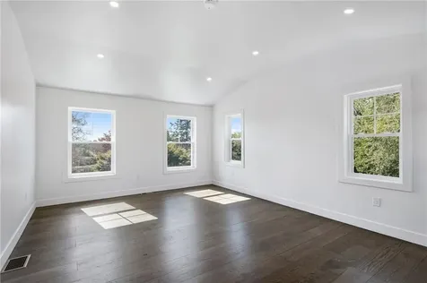 32 Arrowhead Drive Tiverton RI 02878