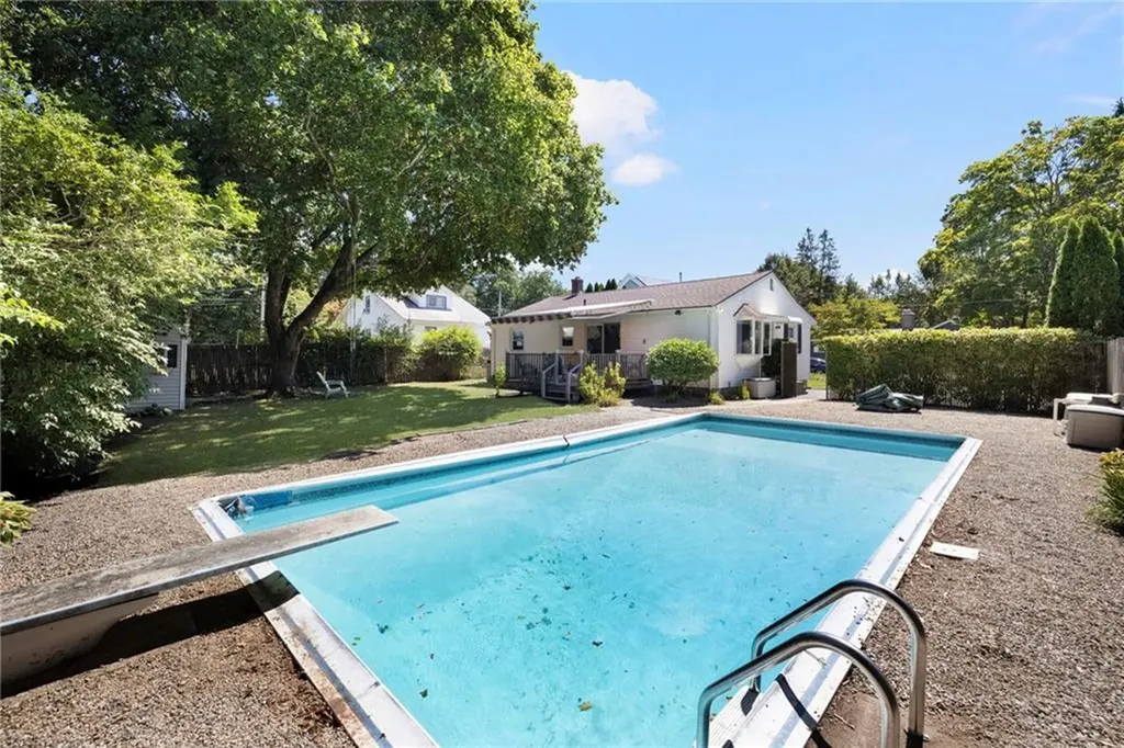 4 Avenue E Lincoln RI 02865