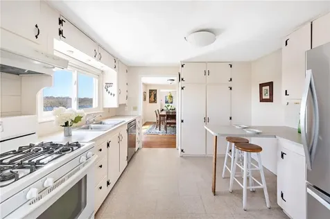 124 Houston Avenue Narragansett RI 02882