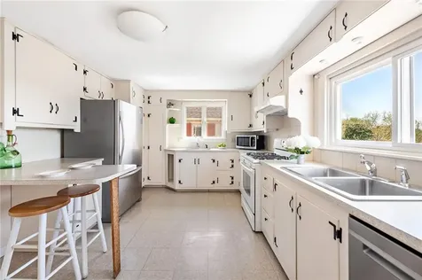 124 Houston Avenue Narragansett RI 02882