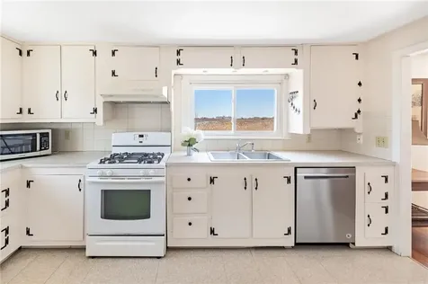 124 Houston Avenue Narragansett RI 02882