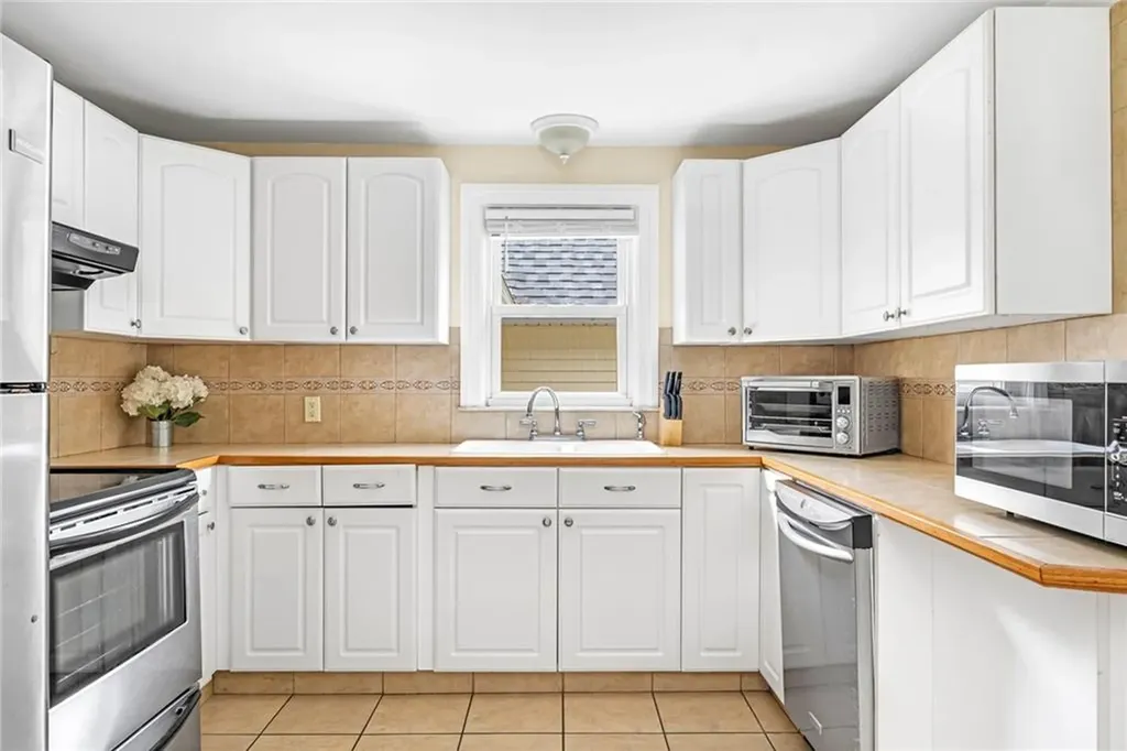 33 Upland Way Barrington RI 02806
