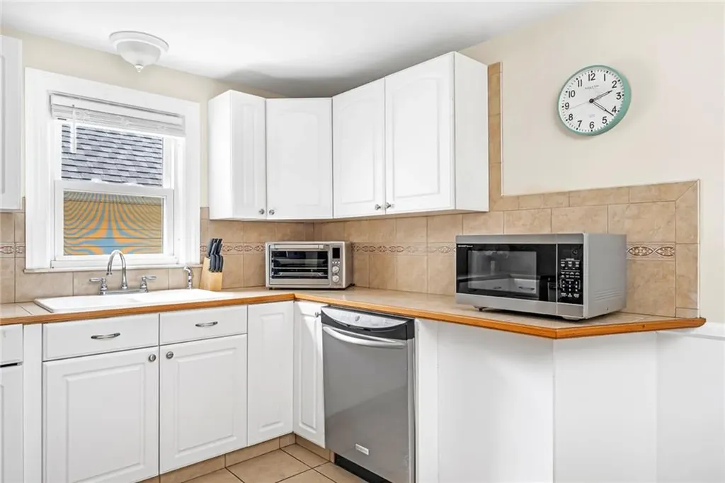 33 Upland Way Barrington RI 02806
