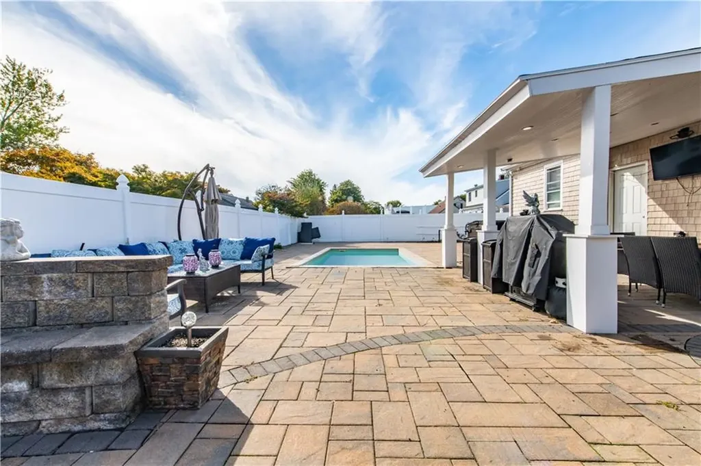409 Metacom Avenue Bristol RI 02809
