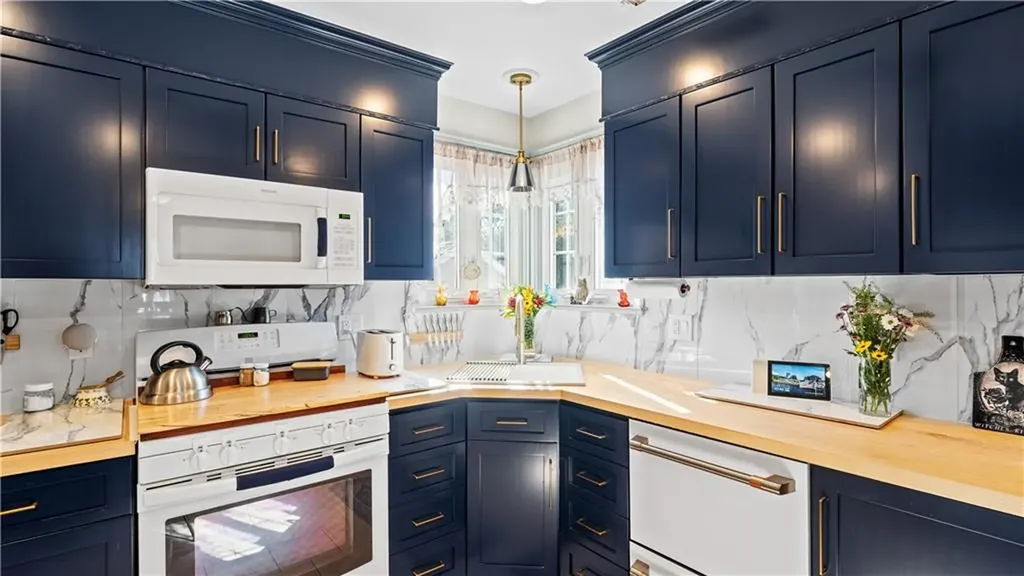 224 Palace Avenue Warwick RI 02886