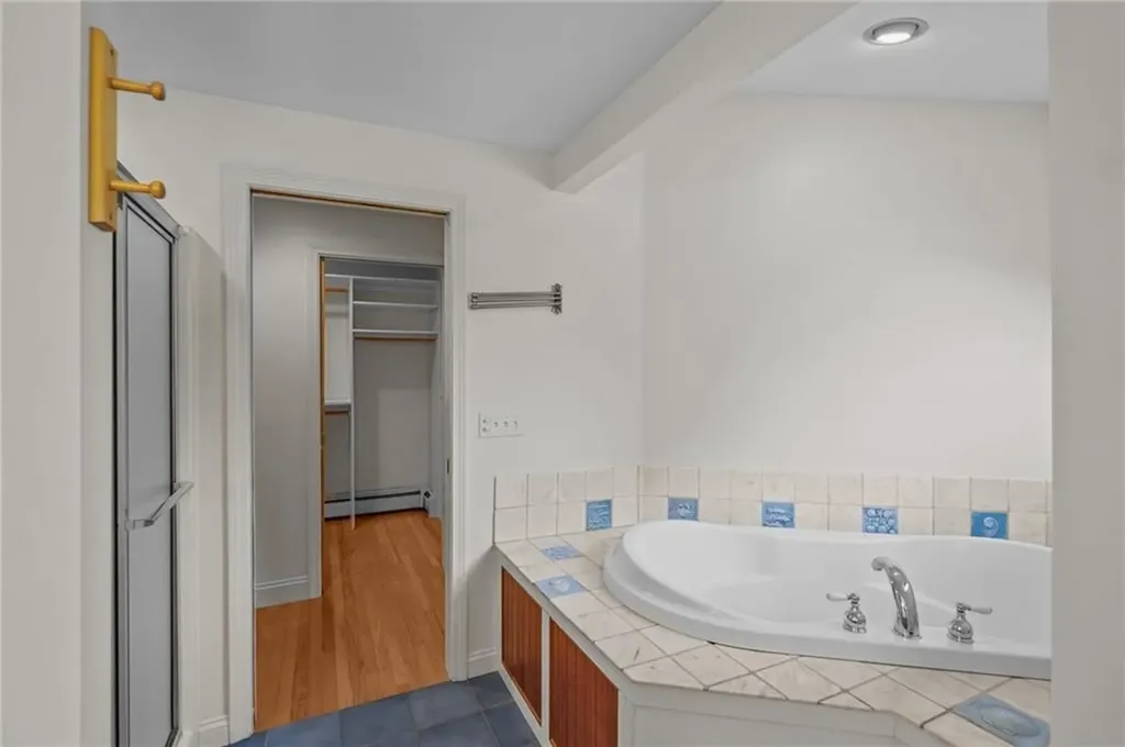 71 Mohawk Drive Portsmouth RI 02871