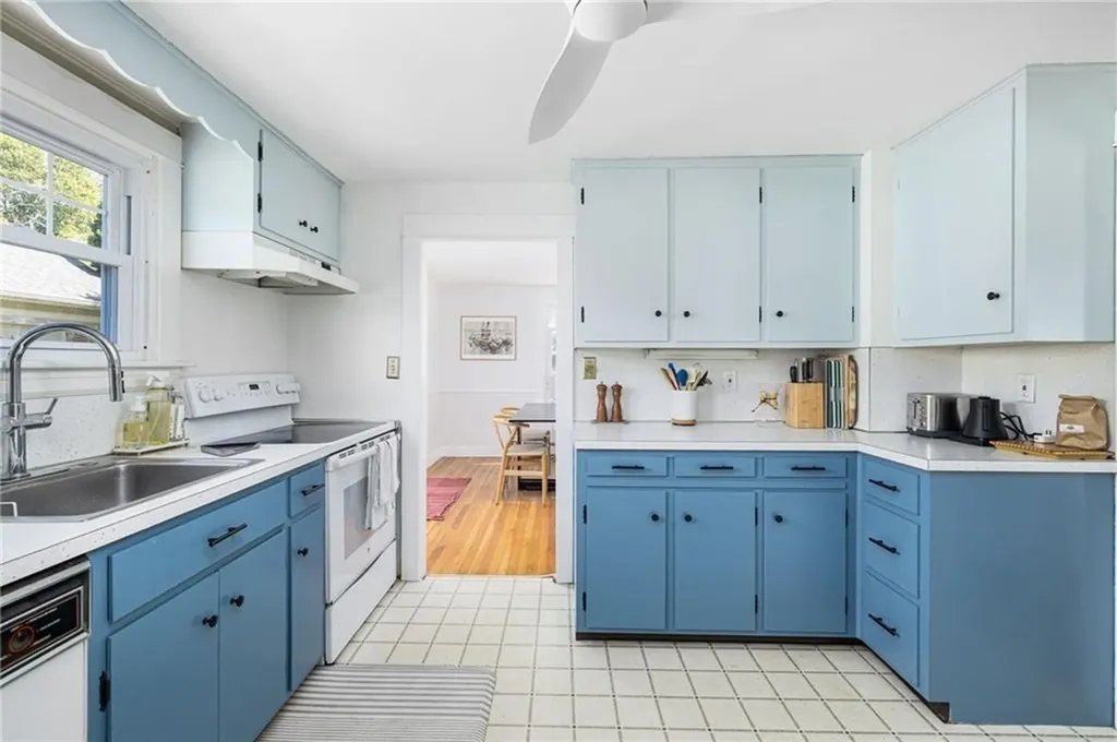 16 Reed Street Tiverton RI 02878