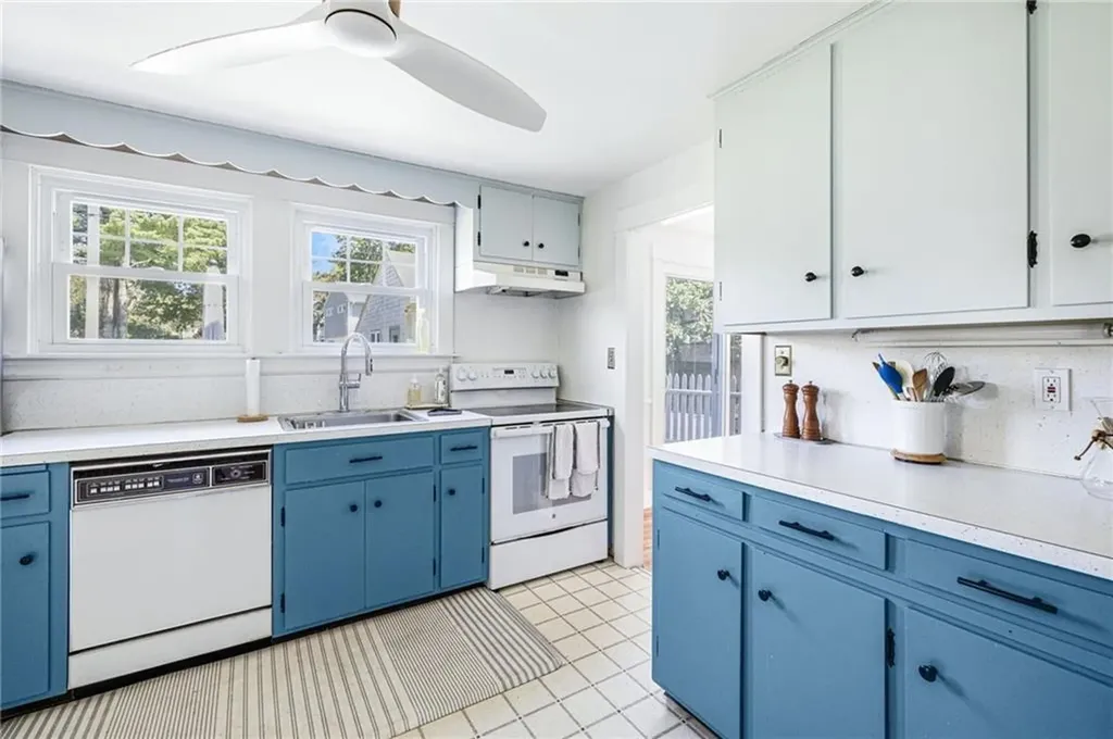 16 Reed Street Tiverton RI 02878