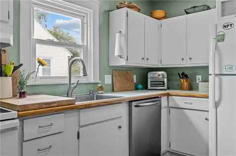 129 Bliss Mine Road Newport RI 02840