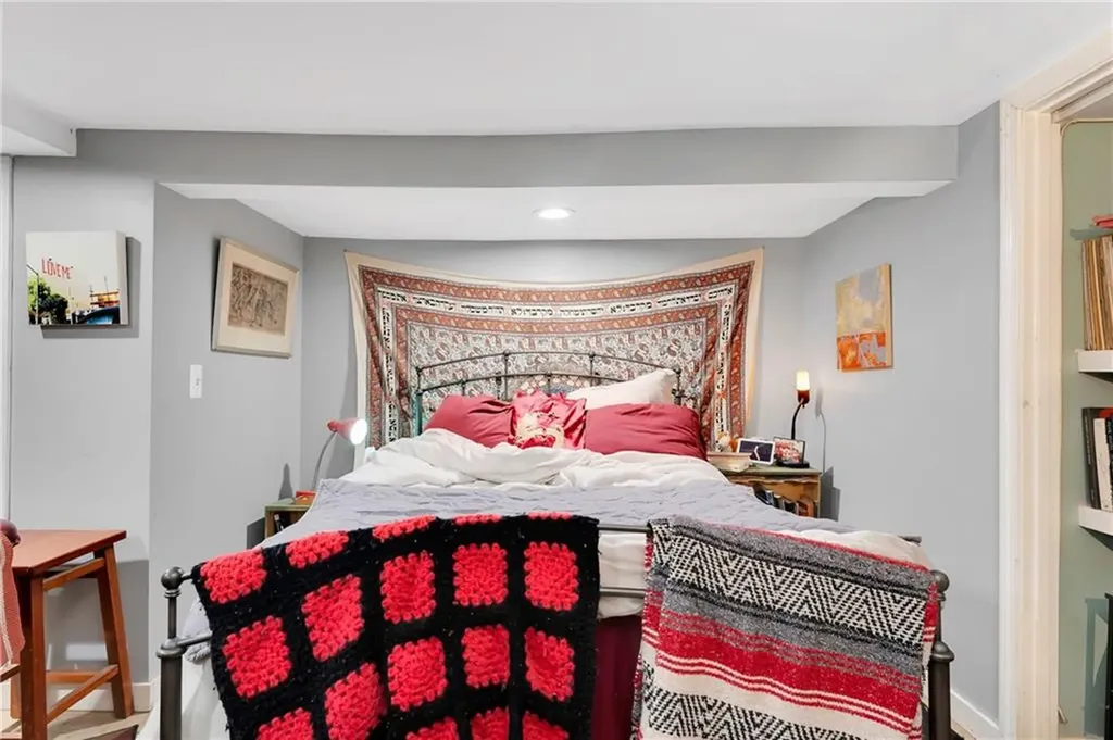 86 Lane 5 Avenue Warwick RI 02888