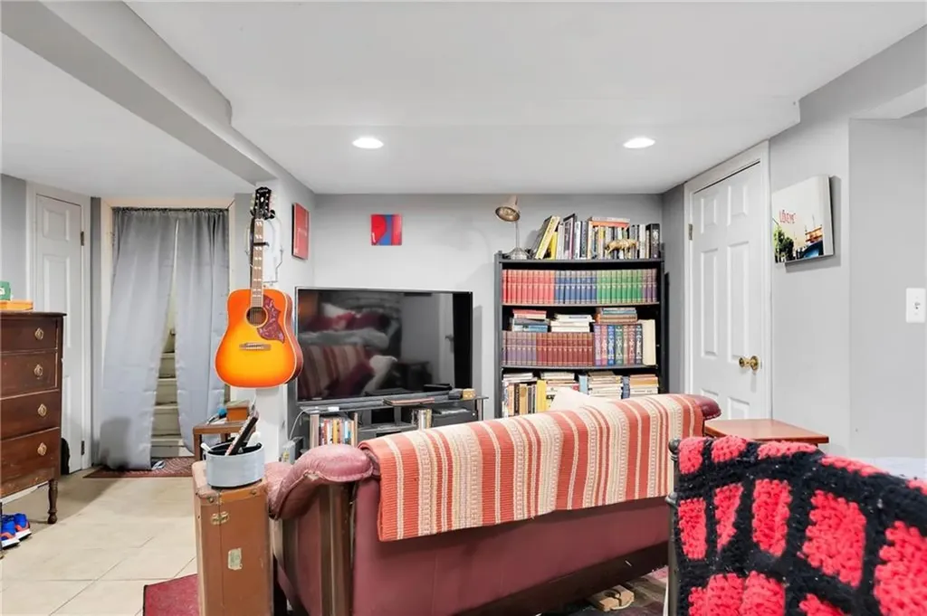 86 Lane 5 Avenue Warwick RI 02888