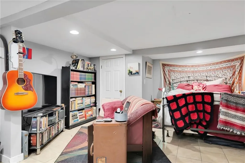 86 Lane 5 Avenue Warwick RI 02888