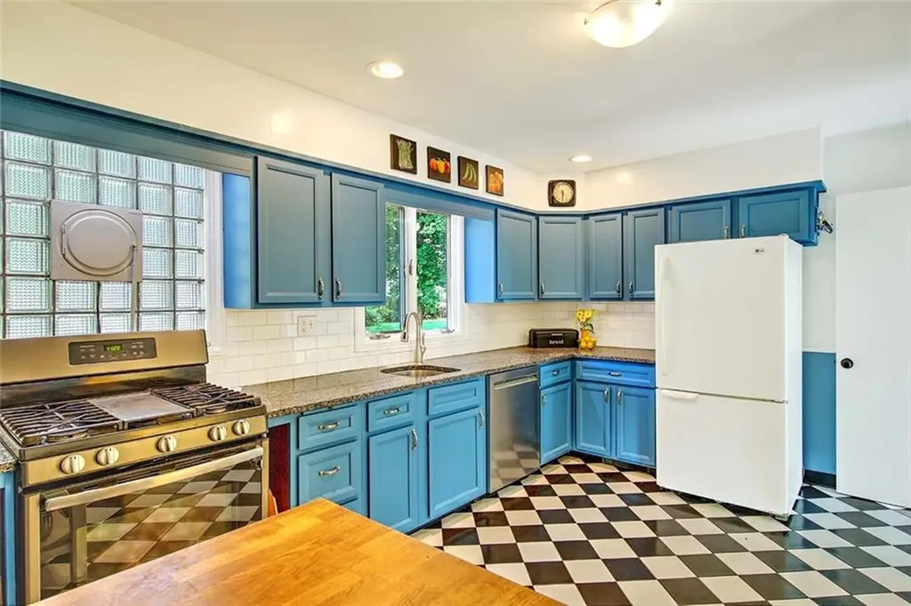 6 Plymouth Drive Barrington RI 02806