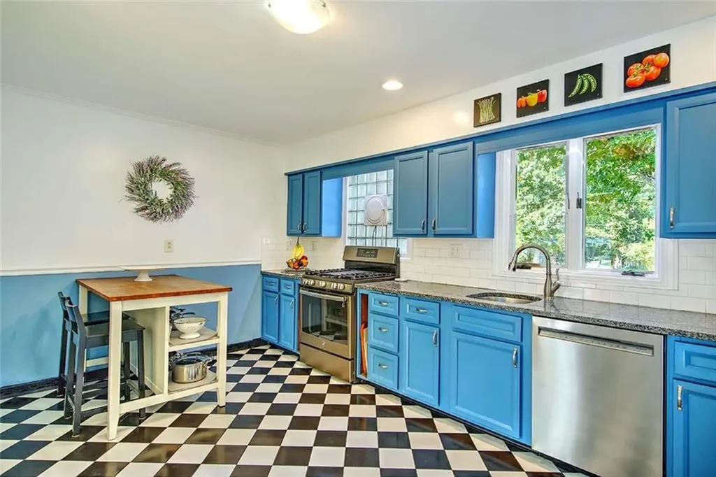 6 Plymouth Drive Barrington RI 02806